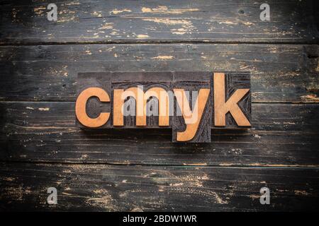 Das Wort 'CMYK' in Vintage Holz Buchdruck auf einem rustikalen Hintergrund geschrieben. Stockfoto