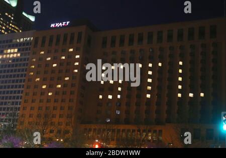 St. Louis, Usa. April 2020. Das Hyatt Hotel mit seinen Schaltern ist am Donnerstag, den 9. April 2020, mit einem Herz-STL in St. Louis beleuchtet. Foto von Bill Greenblatt/UPI Quelle: UPI/Alamy Live News Stockfoto