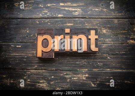 Das Wort 'PRINT' in Vintage Holz Buchdruck-Typ auf einem rustikalen Hintergrund geschrieben. Stockfoto
