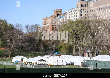 New York, New York, USA. April 2020. Nova York (EUA), 09/04/2020 - Coronavirus/Estados Unidos -Hospital de campanha montado dentro do Central Park em Nova York nos Estados Unidos nesta quinta-feira, 09. A cidade de Nova York é o epicentro da pandemia do Coronavirus (COVID-19). (Foto: William Volcov/Brazil Photo Press/Agencia O Globo) Mundo Credit: William Volcov/ZUMA Wire/Alamy Live News Stockfoto