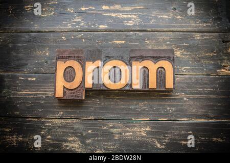 Das Wort 'PROM' in Vintage Holz Buchdruck-Typ auf einem rustikalen Hintergrund geschrieben. Stockfoto