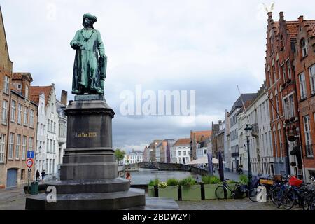 Statue des flämischen Malers Jan Van Eyck auf dem Jan Van Eyckplein (Jan Van Eyck Platz) im historischen Zentrum von Brügge.Provinz Westflandern.Belgien Stockfoto