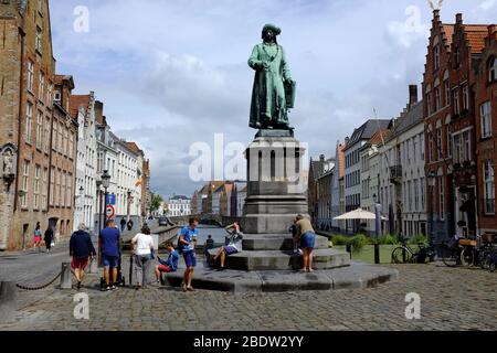 Statue des flämischen Malers Jan Van Eyck auf dem Jan Van Eyckplein (Jan Van Eyck Platz) im historischen Zentrum von Brügge.Provinz Westflandern.Belgien Stockfoto