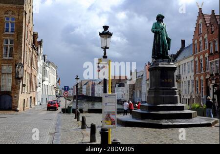 Statue des flämischen Malers Jan Van Eyck auf dem Jan Van Eyckplein (Jan Van Eyck Platz) im historischen Zentrum von Brügge.Provinz Westflandern.Belgien Stockfoto