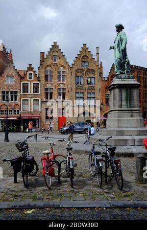 Statue des flämischen Malers Jan Van Eyck auf dem Jan Van Eyckplein (Jan Van Eyck Platz) im historischen Zentrum von Brügge.Provinz Westflandern.Belgien Stockfoto