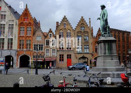 Statue des flämischen Malers Jan Van Eyck auf dem Jan Van Eyckplein (Jan Van Eyck Platz) im historischen Zentrum von Brügge.Provinz Westflandern.Belgien Stockfoto