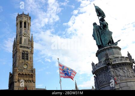 Glockenturm von Brügge auf dem Marktplatz mit der Statue von Jan Breydel und Pieter de Coninck im Vordergrund.Brügge.Westflandern.Belgien Stockfoto