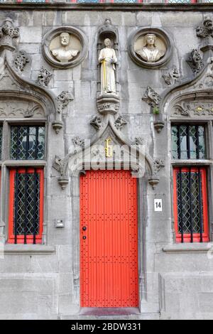 Die architektonischen Details der Basilika des Heiligen Blutes auf dem Burgplatz.Brügge.Westflandern.Belgien Stockfoto