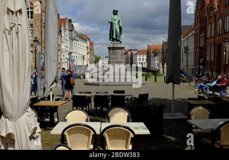 Statue des flämischen Malers Jan Van Eyck auf dem Jan Van Eyckplein (Jan Van Eyck Platz) im historischen Zentrum von Brügge.Provinz Westflandern.Belgien Stockfoto