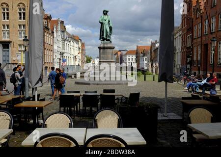 Statue des flämischen Malers Jan Van Eyck auf dem Jan Van Eyckplein (Jan Van Eyck Platz) im historischen Zentrum von Brügge.Provinz Westflandern.Belgien Stockfoto