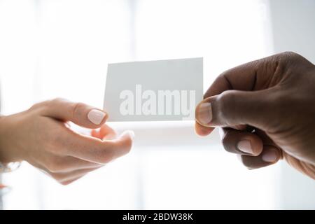 In der Nähe von zwei Geschäftsleute, die Hand der Austausch von Visitenkarten im Büro Stockfoto