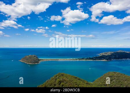 Luftaufnahme des Barrenjoey Lighthouse, Barrenjoey Head, Palm Beach und Pittwater, von West Head, Sydney, Australien Stockfoto