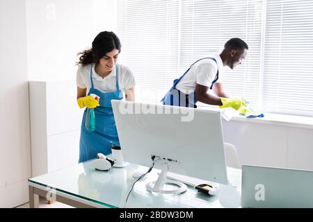 Junge männliche und weibliche Reiniger Reinigung Büro Stockfoto