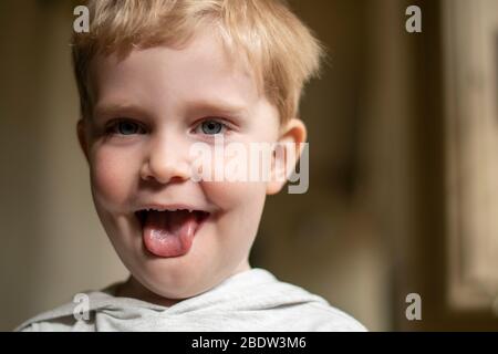 Ein kleiner Junge macht lustige Gesichter für die Kamera in Marin County, CA. Stockfoto