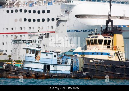 Kreuzfahrtschiffe in Prince George Wharf, Nassau City, New Providence Island, Bahamas Stockfoto