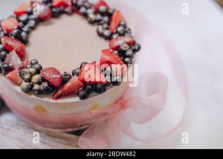 Hausgemachte rohe Erdbeerkuchen mit frischen Beeren Stockfoto