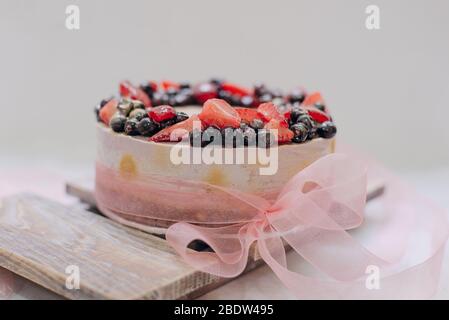 Hausgemachte rohe Erdbeerkuchen mit frischen Beeren Stockfoto