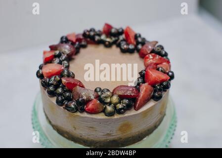 Hausgemachte rohe Erdbeerkuchen mit frischen Beeren Stockfoto