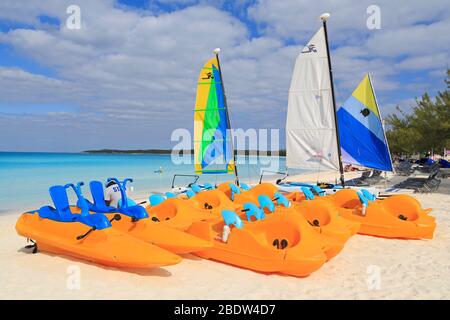 Katamarane und Paddelboote auf Half Moon Cay Stockfoto