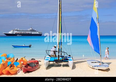 Kreuzfahrtschiff vor Half Moon Cay verankert Stockfoto