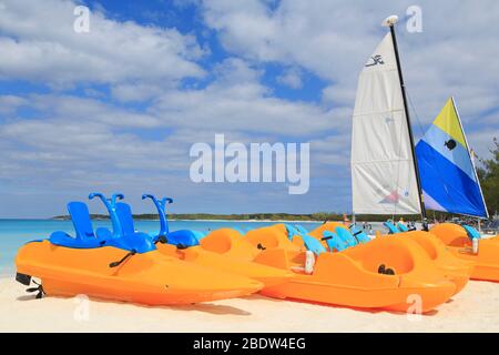 Katamarane und Paddelboote auf Half Moon Cay Stockfoto