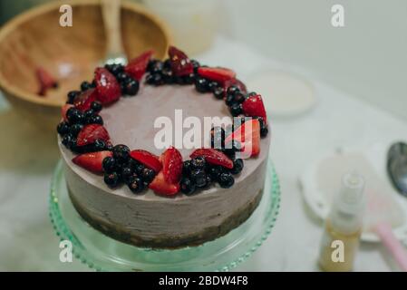 Hausgemachte rohe Erdbeerkuchen mit frischen Beeren Stockfoto