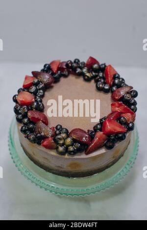 Hausgemachte rohe Erdbeerkuchen mit frischen Beeren Stockfoto