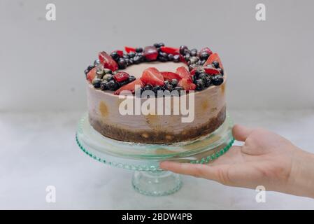 Hausgemachte rohe Erdbeerkuchen mit frischen Beeren Stockfoto