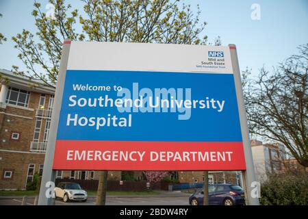 Southend University Hospital restaurierte Vordereingang Schild mit Mid und South Essex. April 2020 Stockfoto