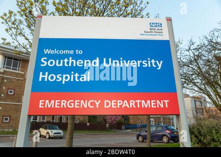 Southend University Hospital restaurierte Vordereingang Schild mit Mid und South Essex. April 2020 Stockfoto