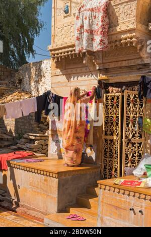 Indische Dame Trocknen Kleidung Jaisalmer Fort Rajasthan Indien Stockfoto