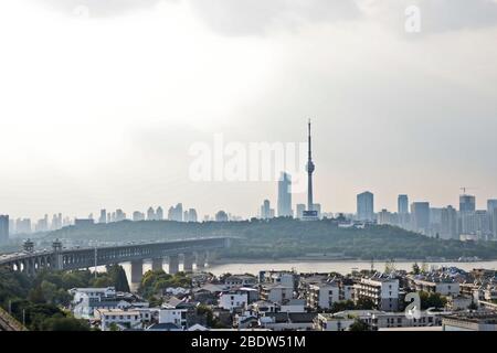 Wuhan, China. Panoramablick vom Gelben Kranturm mit dem Jangtze-Fluss und dem Fernsehturm Stockfoto