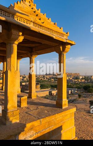 Blick auf Jaisalmer Fort von Vyas Chhatri cenotaphs Sunset Point Rajasthan Indien Stockfoto