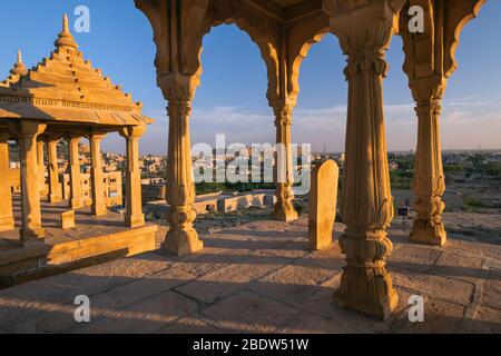 Blick auf Jaisalmer Fort von Vyas Chhatri cenotaphs Sunset Point Rajasthan Indien Stockfoto