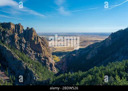 Eldorado Canyon mit Blick auf die Plains in Boulder County, Colorado an einem sonnigen Tag Stockfoto