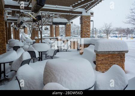 Außenterrasse des Restaurants an einem kalten, verschneiten Tag Stockfoto