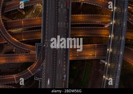 Luftaufnahme der Überführung des Straßenverkehrs vor der Morgendämmerung in Chongqing, China Stockfoto