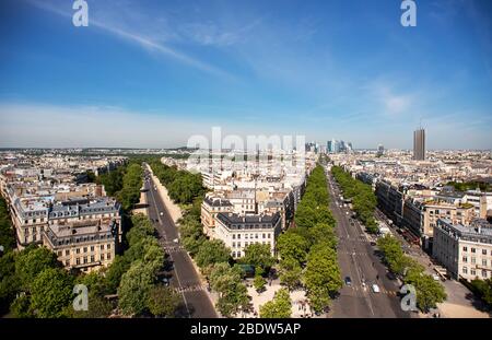 Skyline Von Paris. Geschäftsviertel La Defense, La Grande Armee Avenue und Avenue Foch. Blick vom Triumphbogen. Paris, Frankreich, Europa. Stockfoto