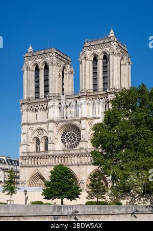 Die Kathedrale Notre Dame in Paris. Frankreich. Hauptfassade. Stockfoto