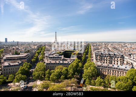Wunderschöne Panoramaaussicht auf Paris mit Eiffelturm vom Dach des Triumphbogens. Stockfoto