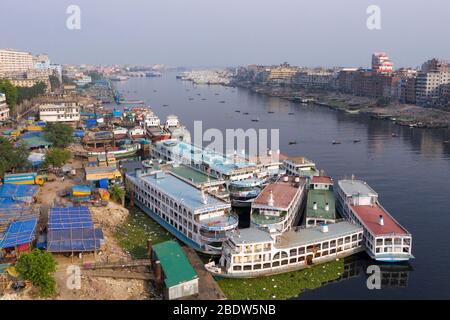 DHAKA, BANGLADESCH - APRIL 08: Luftaufnahme des Buriganga-Flusses während der von der Regierung auferlegten Blockierung als vorbeugende Maßnahme gegen den COVID-19 coronavir Stockfoto