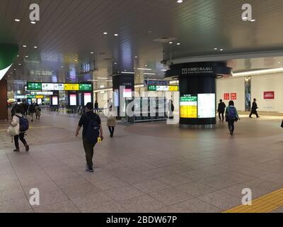 Am nächsten Tag in der Station Omiya, einer der am meisten frequentierten Stationen nach einem Notstand, der am 7. April für Tokio und sechs weitere Präfekturen erklärt wurde. Stockfoto