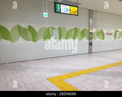 Am nächsten Tag in der Station Omiya, einer der am meisten frequentierten Stationen nach einem Notstand, der am 7. April für Tokio und sechs weitere Präfekturen erklärt wurde. Stockfoto