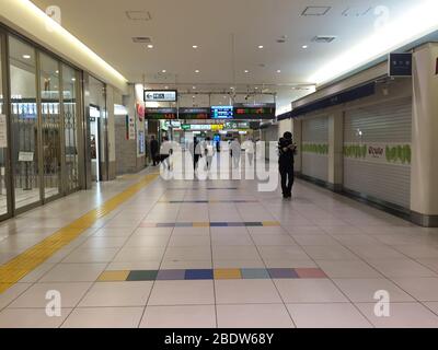 Am nächsten Tag in der Station Omiya, einer der am meisten frequentierten Stationen nach einem Notstand, der am 7. April für Tokio und sechs weitere Präfekturen erklärt wurde. Stockfoto