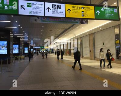 Am nächsten Tag in der Station Omiya, einer der am meisten frequentierten Stationen nach einem Notstand, der am 7. April für Tokio und sechs weitere Präfekturen erklärt wurde. Stockfoto