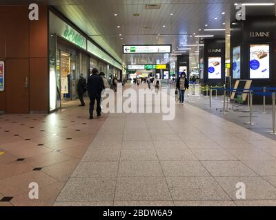 Am nächsten Tag in der Station Omiya, einer der am meisten frequentierten Stationen nach einem Notstand, der am 7. April für Tokio und sechs weitere Präfekturen erklärt wurde. Stockfoto