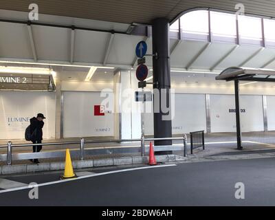 Am nächsten Tag in der Station Omiya, einer der am meisten frequentierten Stationen nach einem Notstand, der am 7. April für Tokio und sechs weitere Präfekturen erklärt wurde. Stockfoto