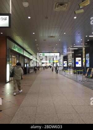 Am nächsten Tag in der Station Omiya, einer der am meisten frequentierten Stationen nach einem Notstand, der am 7. April für Tokio und sechs weitere Präfekturen erklärt wurde. Stockfoto