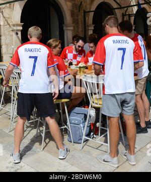 Kroatische Fußballfans beim WM-Finale in der Altstadt von Dubrovnik. Stockfoto