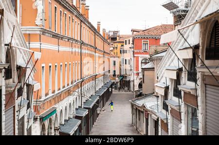 Venedig. Italien - 14. Mai 2019: Blick auf die Ruga dei Oresi Straße von der Rialtobrücke in Venedig. Italien. Früh Am Morgen. Stockfoto